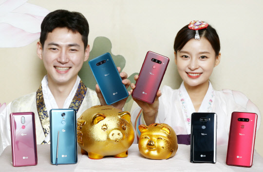 LG전자 모델들이 LG 스마트폰 새해맞이 구매혜택을 소개하고 있다. LG전자 제공